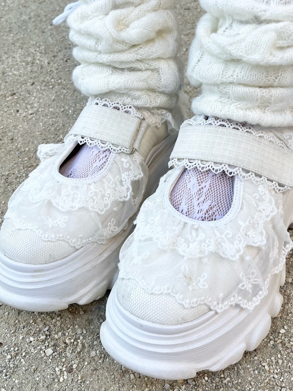 ホワイト系のニット/セーター、ブラウン系のワンピース、ベージュ系のショルダーバッグを着用したレディースの秋コーディネートの10枚目の写真