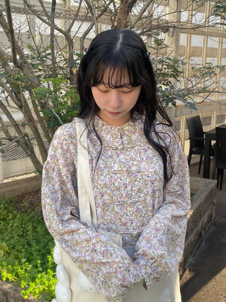 イエロー系のシャツ/ブラウス、ベージュ系のスカート、ホワイト系のスニーカーを着用したレディースの冬コーディネートの5枚目の写真