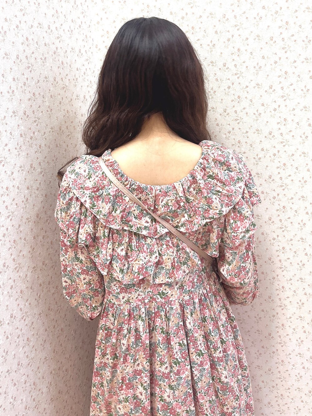 ピンク系のワンピース、ピンク系のショルダーバッグ、ホワイト系のパンプスを着用したレディースの春コーディネートの6枚目の写真