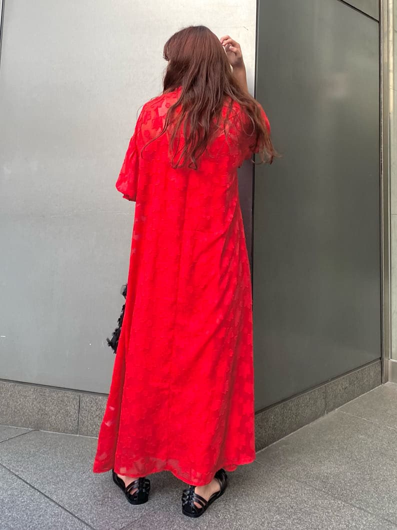 ブラック系のハンドバッグ、レッド系のワンピース、ブラック系のパンプスを着用したレディースの春コーディネートの4枚目の写真