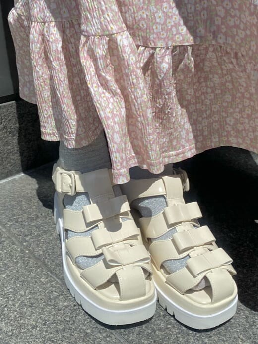 ピンク系のシャツ/ブラウス、ピンク系のスカート、ホワイト系のサンダルを着用したレディースの春コーディネートの7枚目の写真