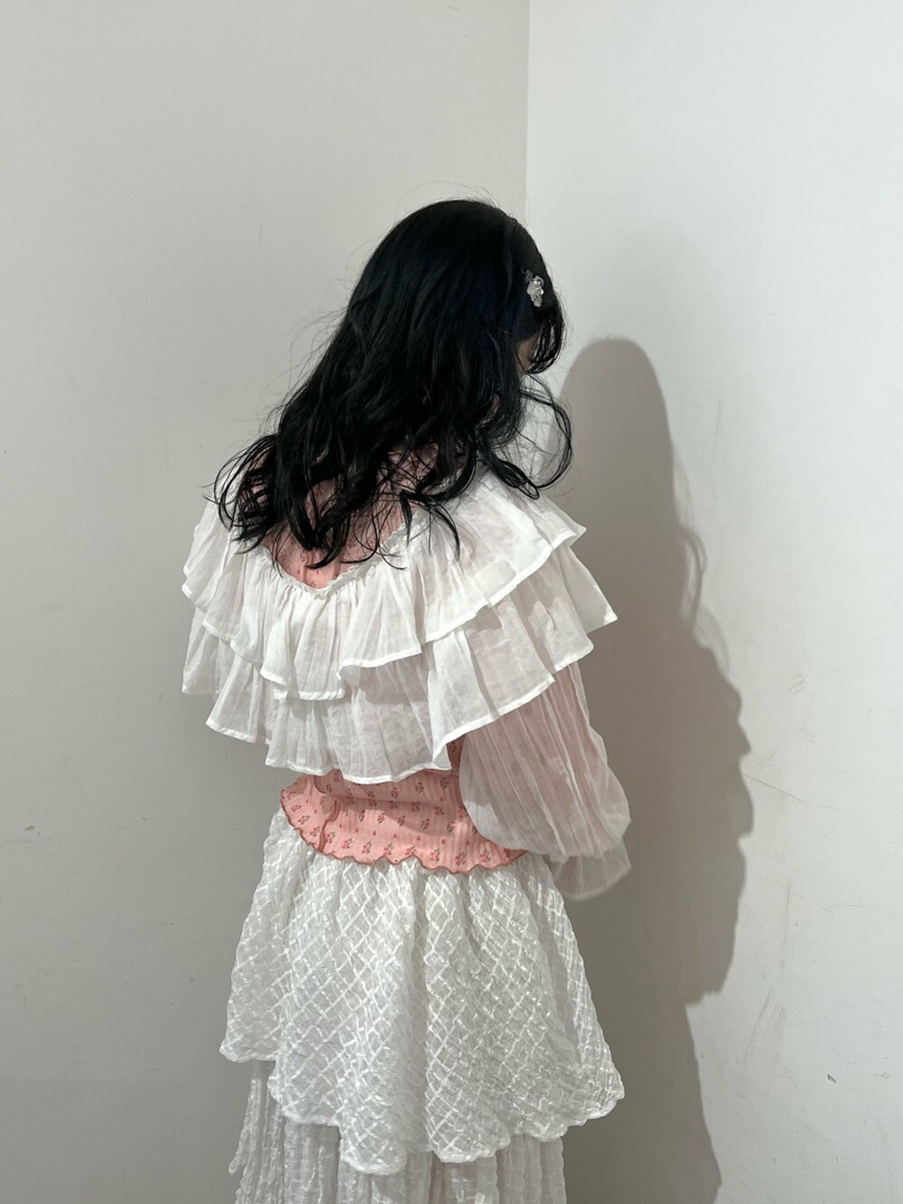 ホワイト系のシャツ/ブラウス、ピンク系のTシャツ/カットソー、ホワイト系のスカートを着用したレディースの冬コーディネートの6枚目の写真