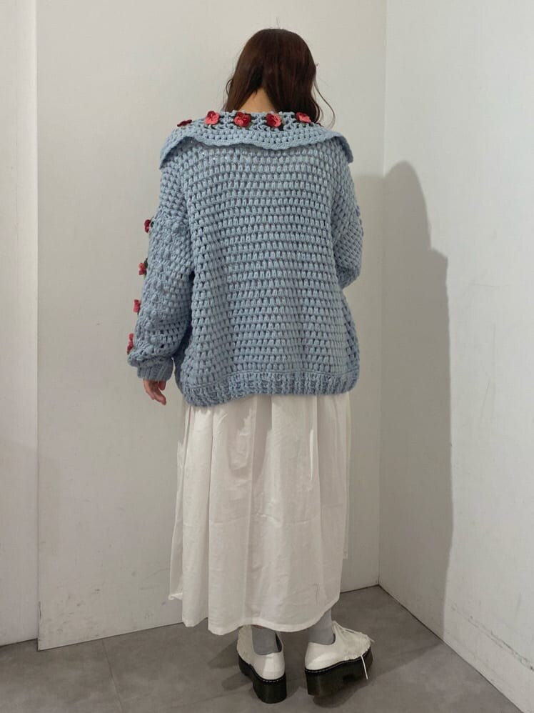 ホワイト系のその他シューズ、ブルー系のカーディガン/ボレロ、ホワイト系のワンピースを着用したレディースの春コーディネートの4枚目の写真