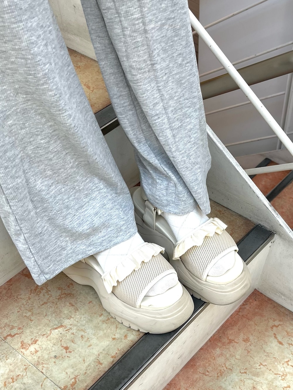 その他のカーディガン/ボレロ、ホワイト系のTシャツ/カットソー、ホワイト系のサンダルを着用したレディースの夏コーディネートの5枚目の写真