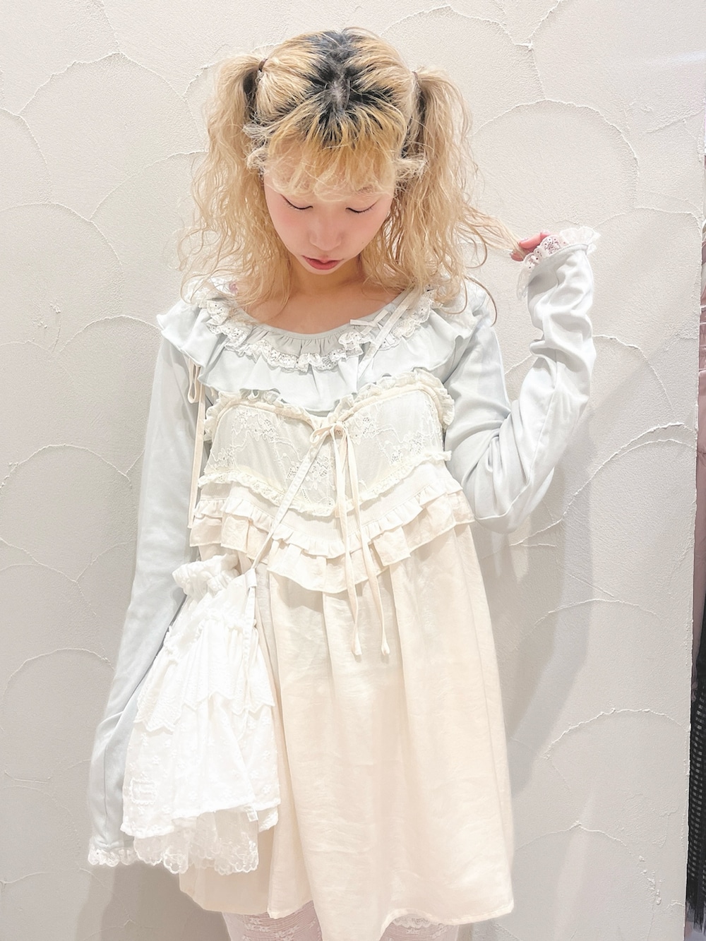 グリーン系のTシャツ/カットソー、ホワイト系のその他パンツ、ホワイト系のその他トップスを着用したレディースの春コーディネートの5枚目の写真