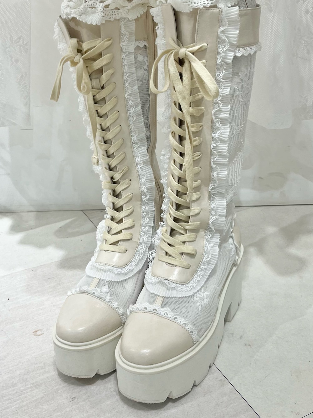 ピンク系のニット/セーター、ホワイト系のワンピース、ホワイト系のシャツ/ブラウスを着用したレディースの春コーディネートの10枚目の写真