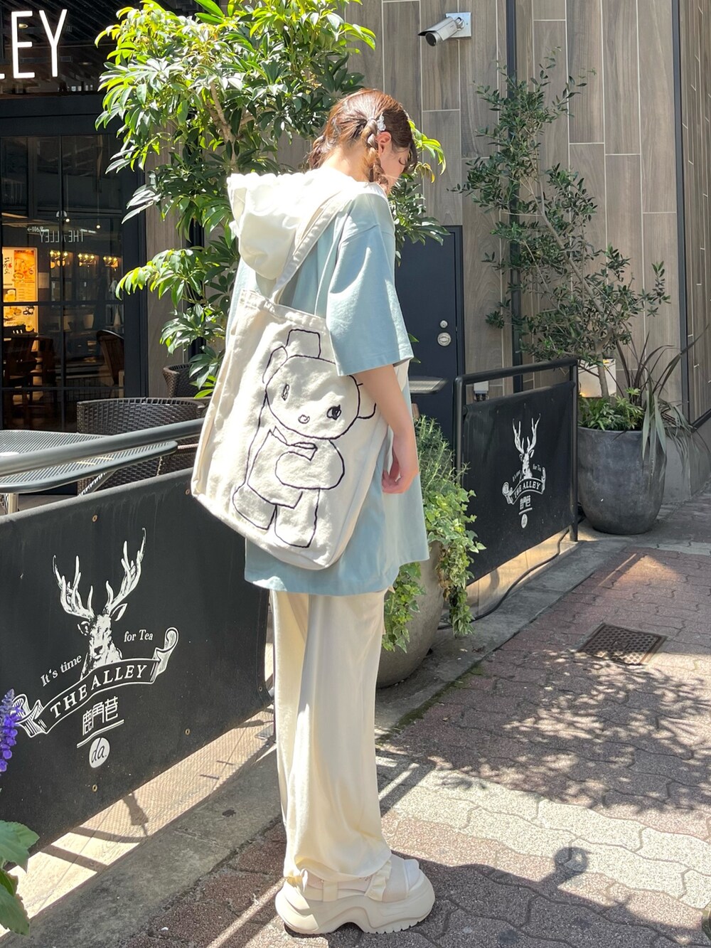 ブルー系のTシャツ/カットソー、ホワイト系のトートバッグ、ホワイト系のその他パンツを着用したレディースの春コーディネートの3枚目の写真