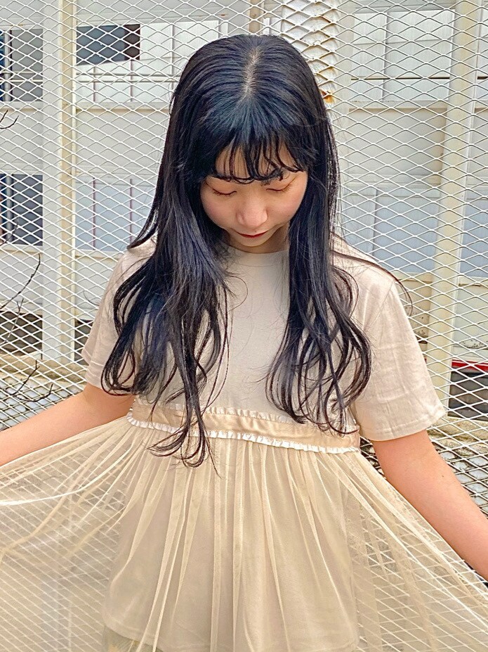 ホワイト系のスニーカー、グリーン系のその他パンツ、ベージュ系のTシャツ/カットソーを着用したレディースの春コーディネートの4枚目の写真