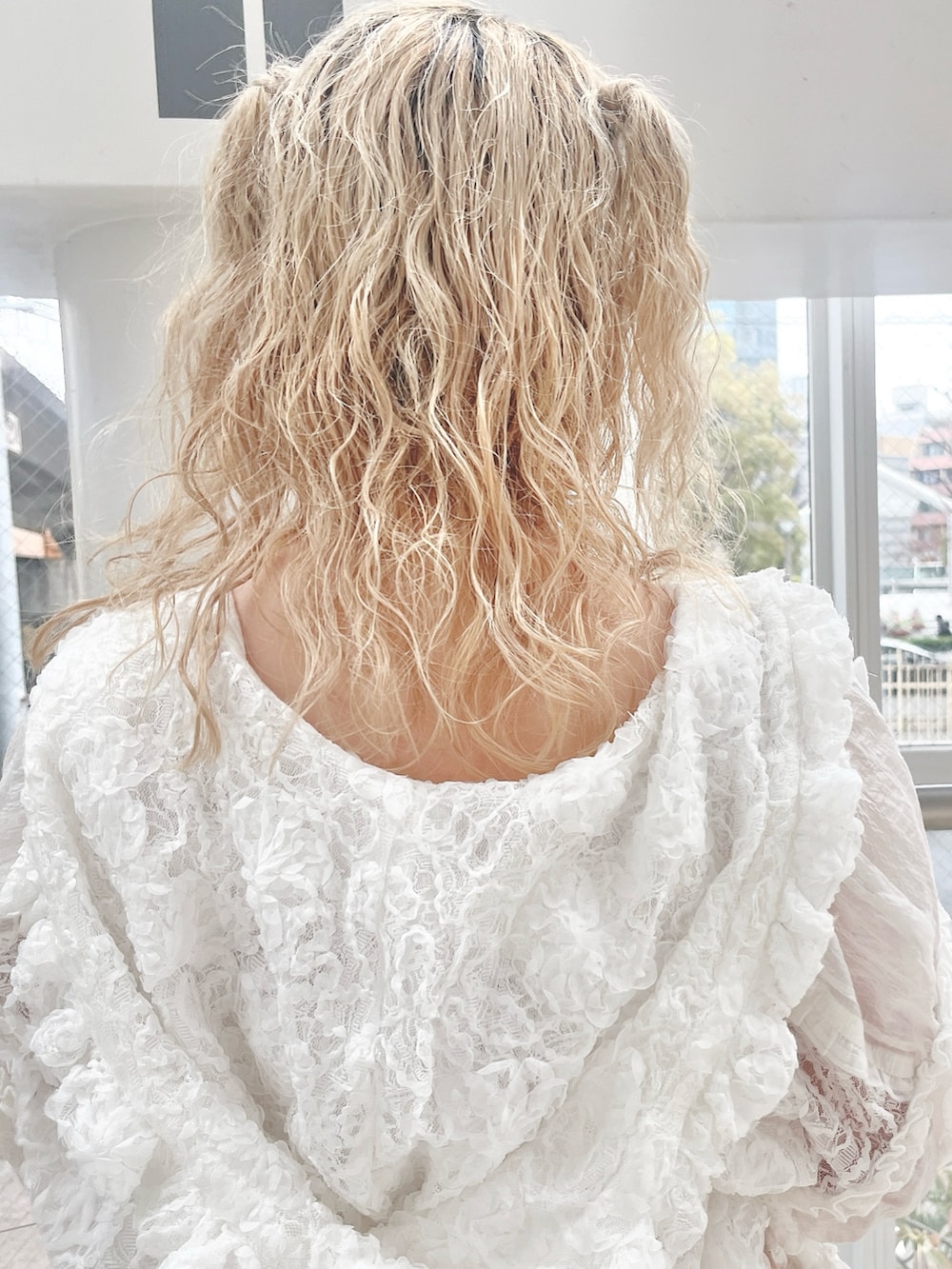 ホワイト系のブルゾン、ピンク系のワンピース、ホワイト系のバレエシューズを着用したレディースの春コーディネートの7枚目の写真