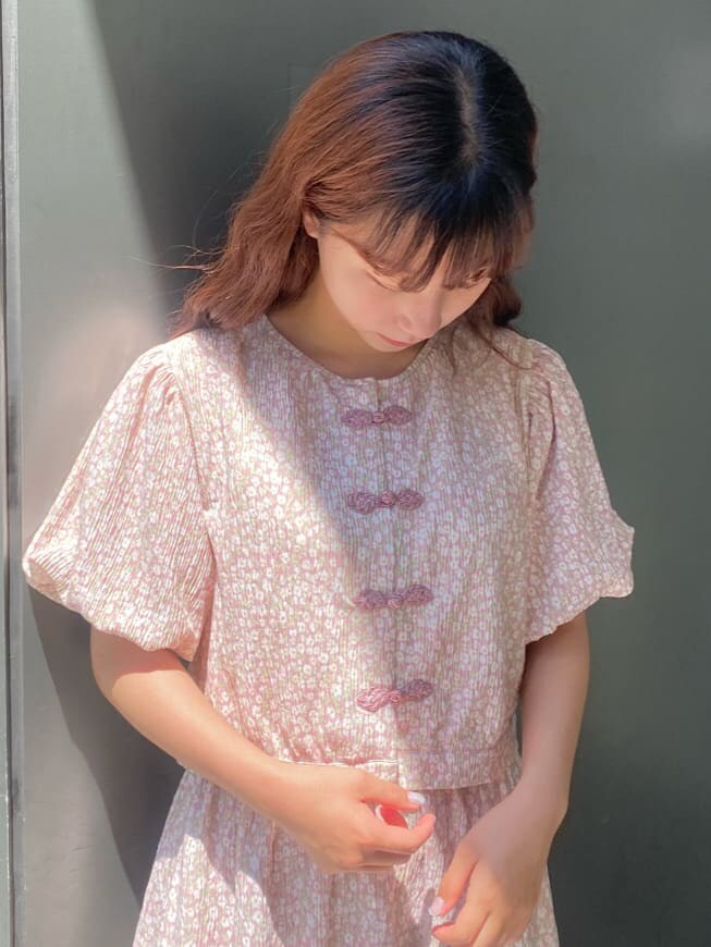 ピンク系のシャツ/ブラウス、ピンク系のスカート、ホワイト系のサンダルを着用したレディースの春コーディネートの6枚目の写真