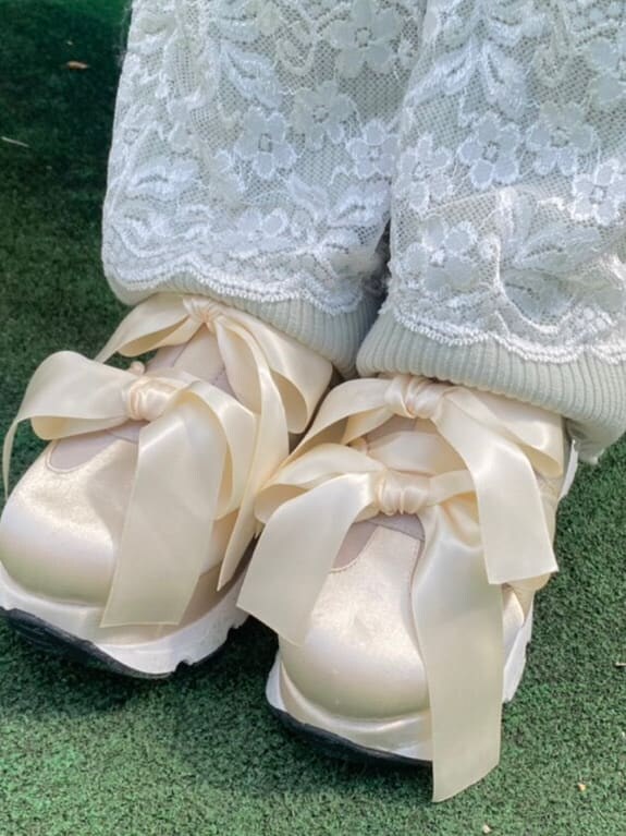 ホワイト系のスニーカー、グリーン系のその他パンツ、ホワイト系のワンピースを着用したレディースの夏コーディネートの9枚目の写真