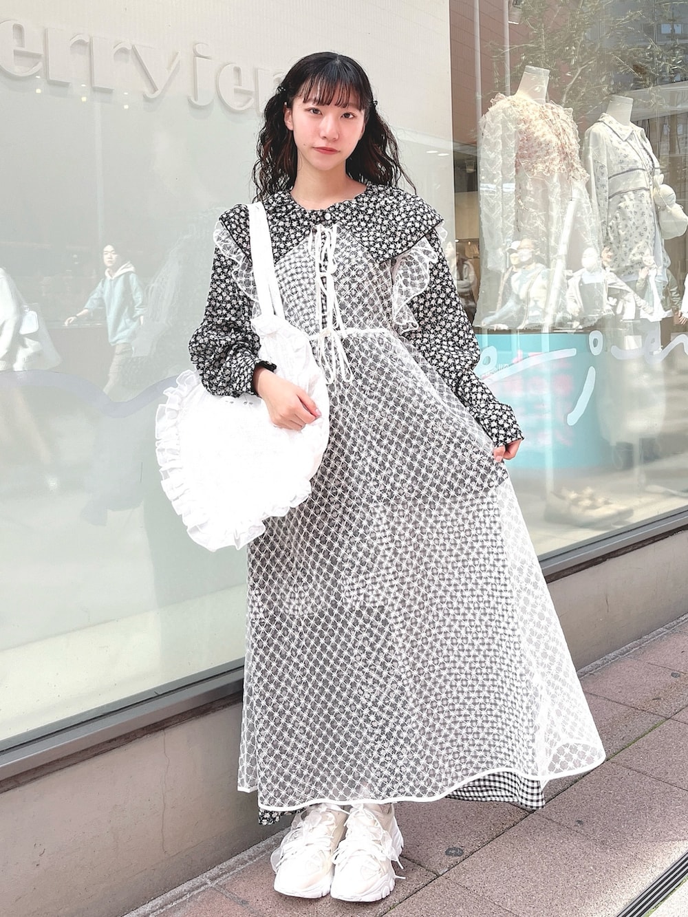 ブラック系のワンピース、ホワイト系のワンピース、ホワイト系のトートバッグを着用したレディースの春コーディネートの2枚目の写真