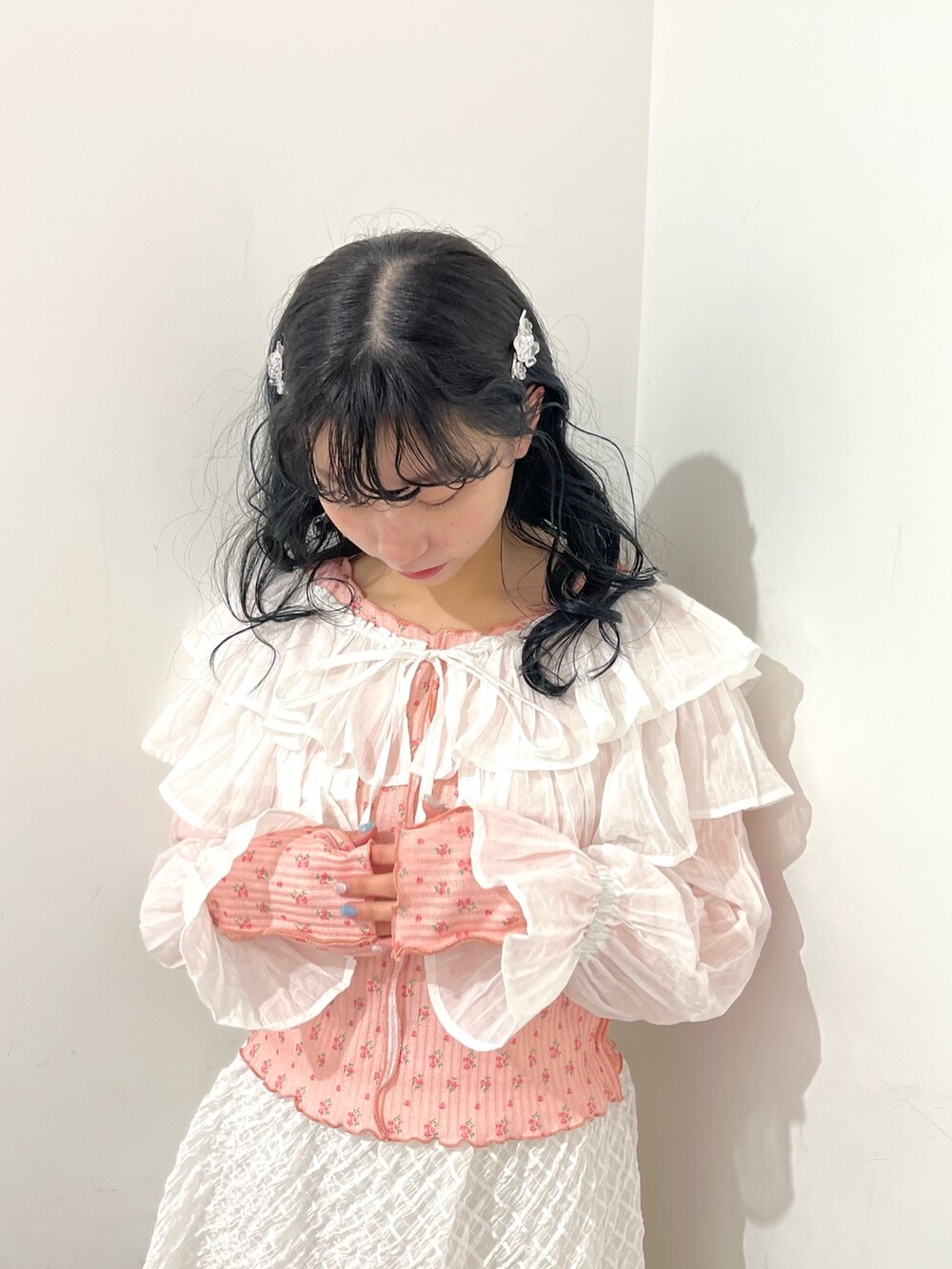ホワイト系のシャツ/ブラウス、ピンク系のTシャツ/カットソー、ホワイト系のスカートを着用したレディースの冬コーディネートの5枚目の写真