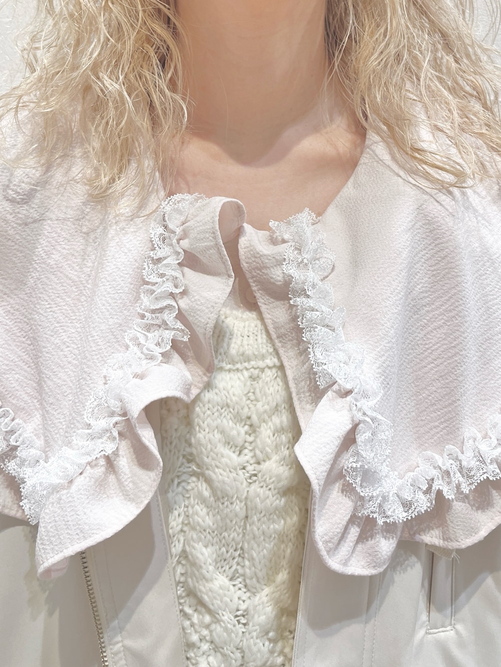 ピンク系のシャツ/ブラウス、ホワイト系のその他パンツ、ホワイト系のブルゾンを着用したレディースの冬コーディネートの8枚目の写真