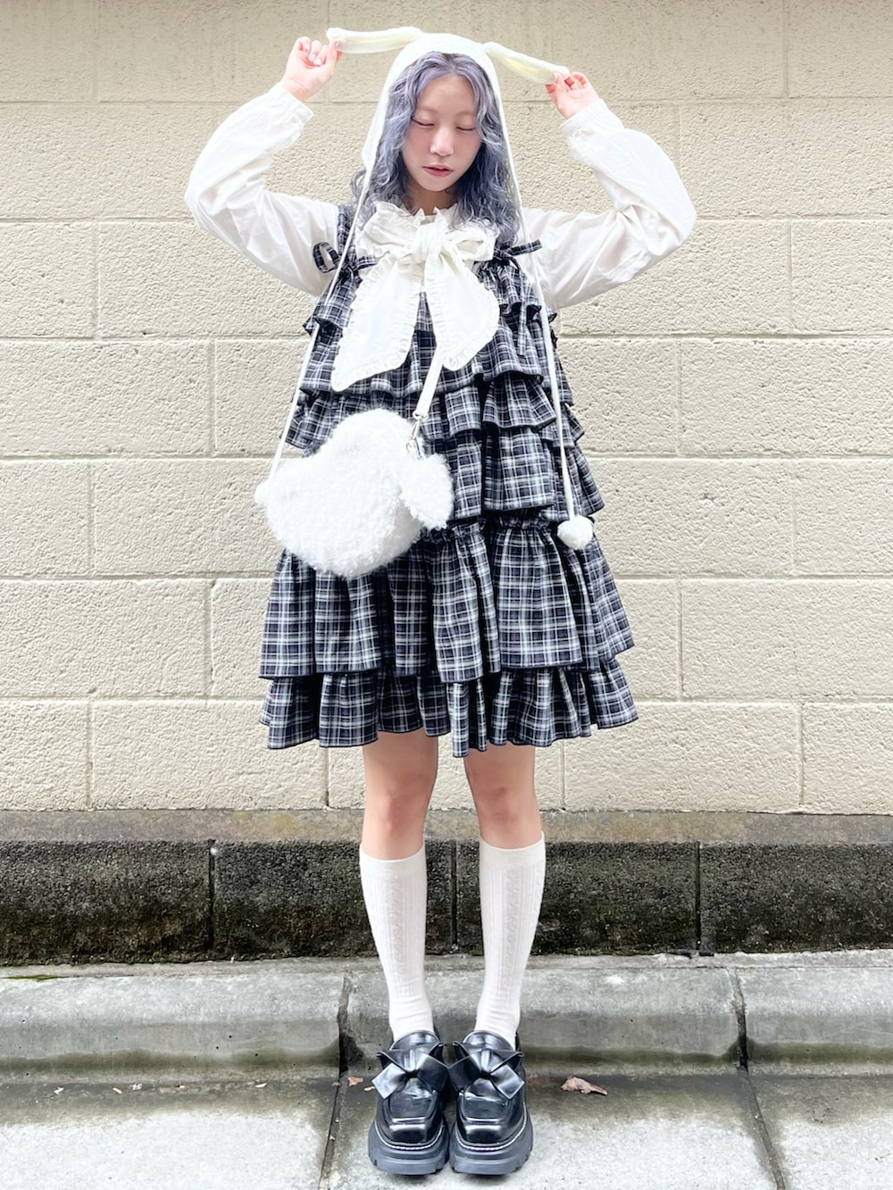 ホワイト系のシャツ/ブラウス、ブラック系のワンピース、ホワイト系のショルダーバッグを着用したレディースの秋コーディネートの3枚目の写真