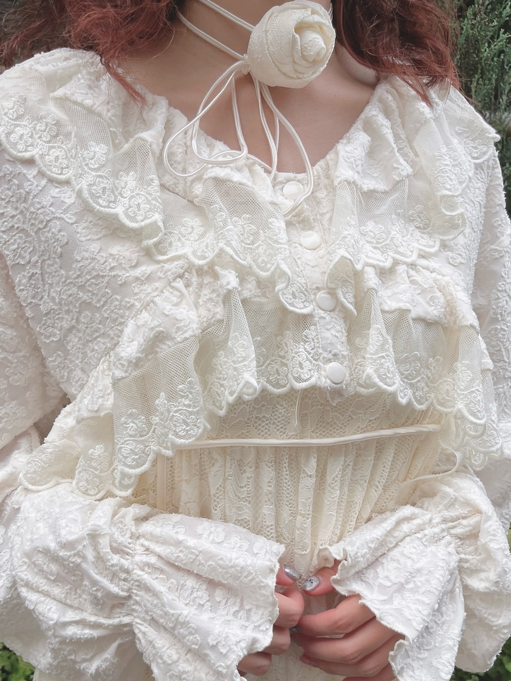 ホワイト系のワンピース、ホワイト系のシャツ/ブラウス、ベージュ系のバレエシューズを着用したレディースの夏コーディネートの6枚目の写真