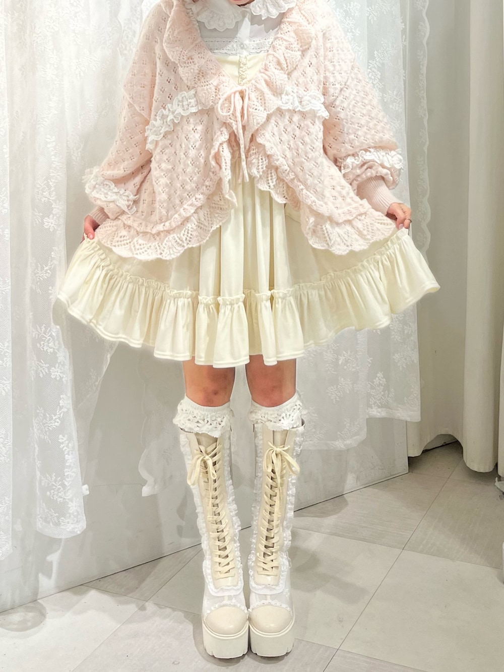 ピンク系のニット/セーター、ホワイト系のワンピース、ホワイト系のシャツ/ブラウスを着用したレディースの春コーディネートの5枚目の写真