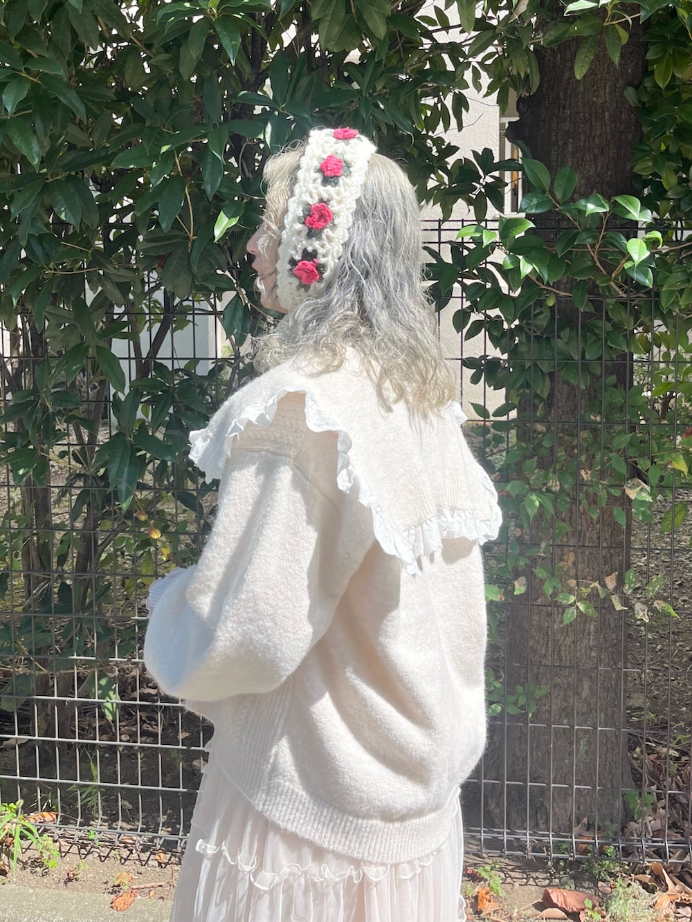 ホワイト系のカーディガン/ボレロ、グレー系のニット/セーター、ピンク系のワンピースを着用したレディースの秋コーディネートの3枚目の写真