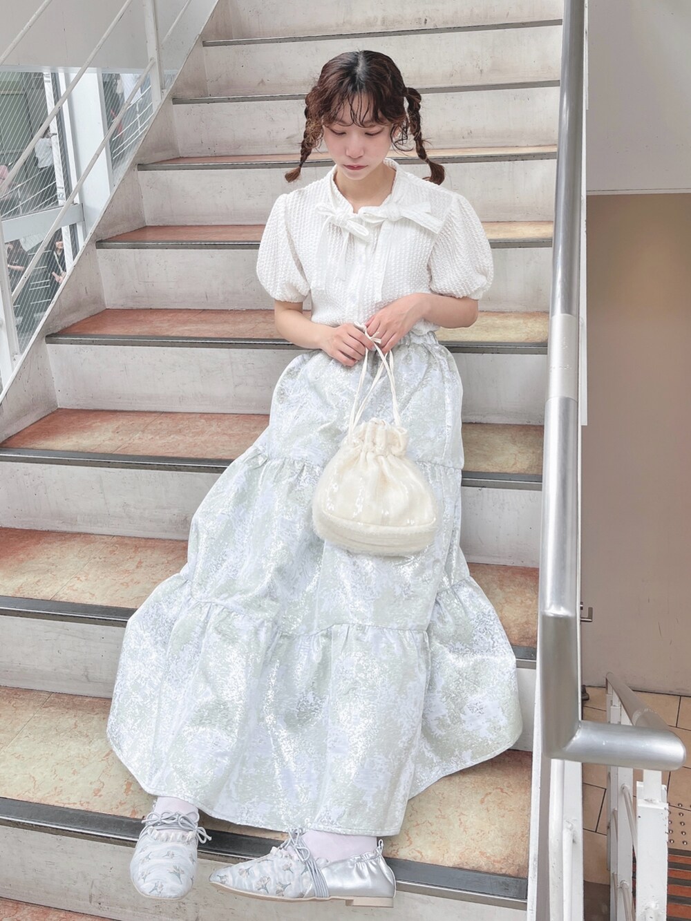 ホワイト系のシャツ/ブラウス、グリーン系のスカート、ホワイト系のショルダーバッグを着用したレディースの夏コーディネートの7枚目の写真