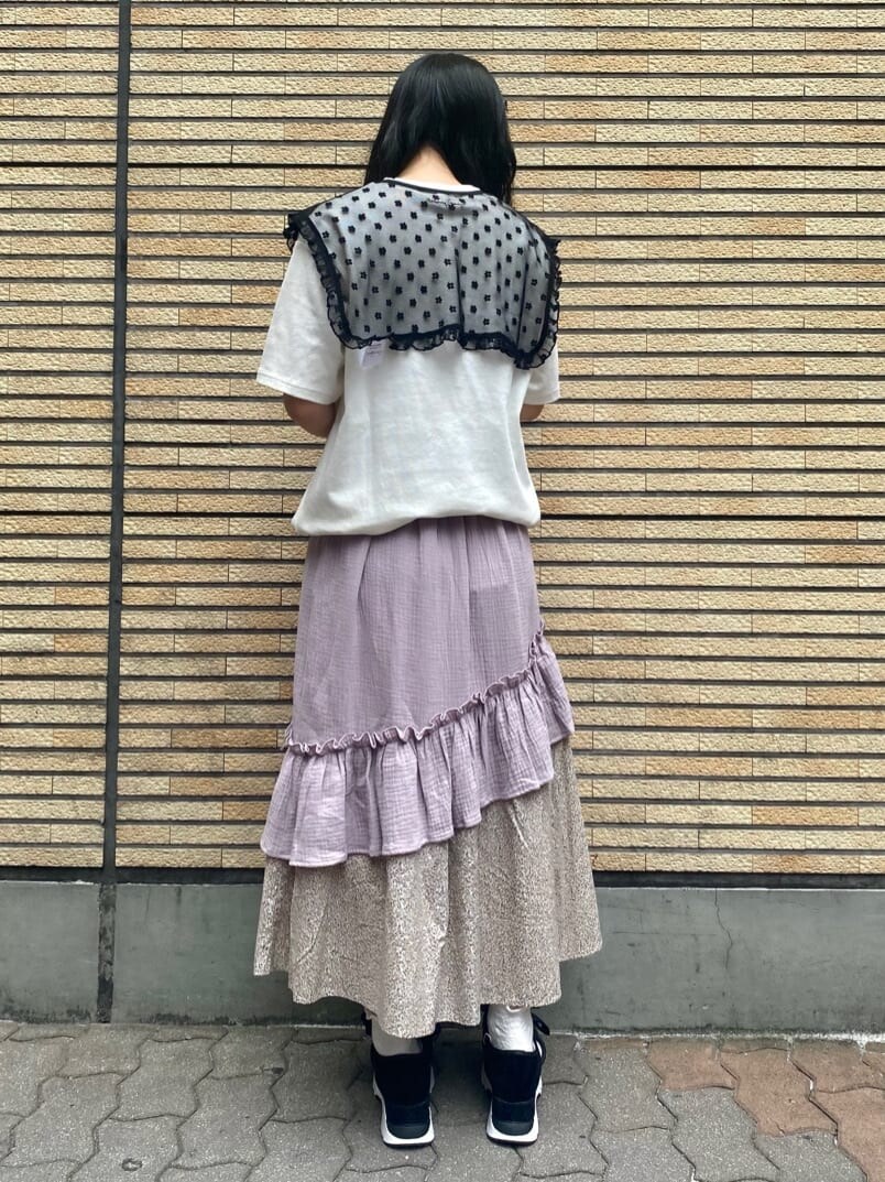ホワイト系のTシャツ/カットソー、パープル系のスカートを着用したレディースの夏コーディネートの4枚目の写真