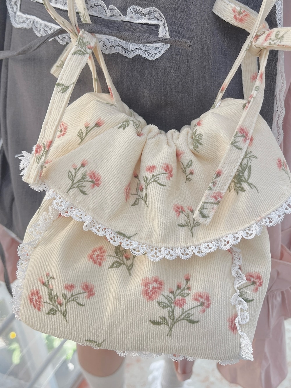 グレー系のテーラードジャケット、ホワイト系のシャツ/ブラウス、ピンク系のワンピースを着用したレディースの冬コーディネートの8枚目の写真