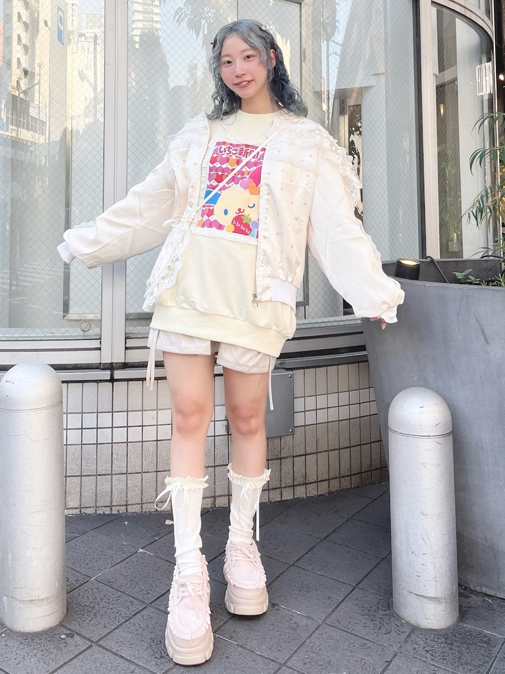 ピンク系のブルゾン、ベージュ系のスウェット、ホワイト系のスカートを着用したレディースの秋コーディネートの2枚目の写真