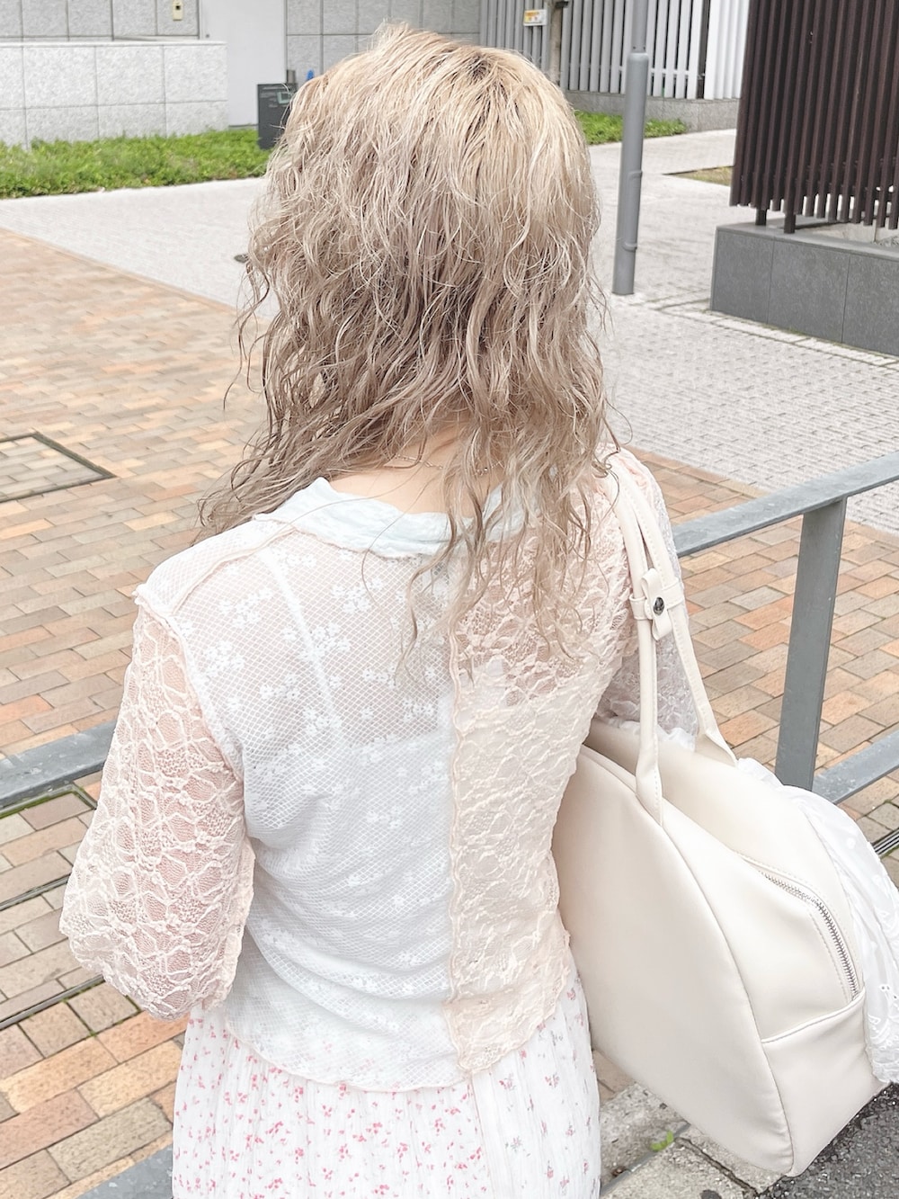 ブルー系のシャツ/ブラウス、ホワイト系のボストンバッグ、ピンク系のスカートを着用したレディースの春コーディネートの4枚目の写真