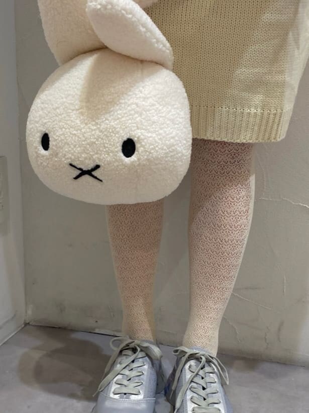 ブルー系のその他アウター、ホワイト系のワンピース、ブルー系のスニーカーを着用したレディースの秋コーディネートの6枚目の写真