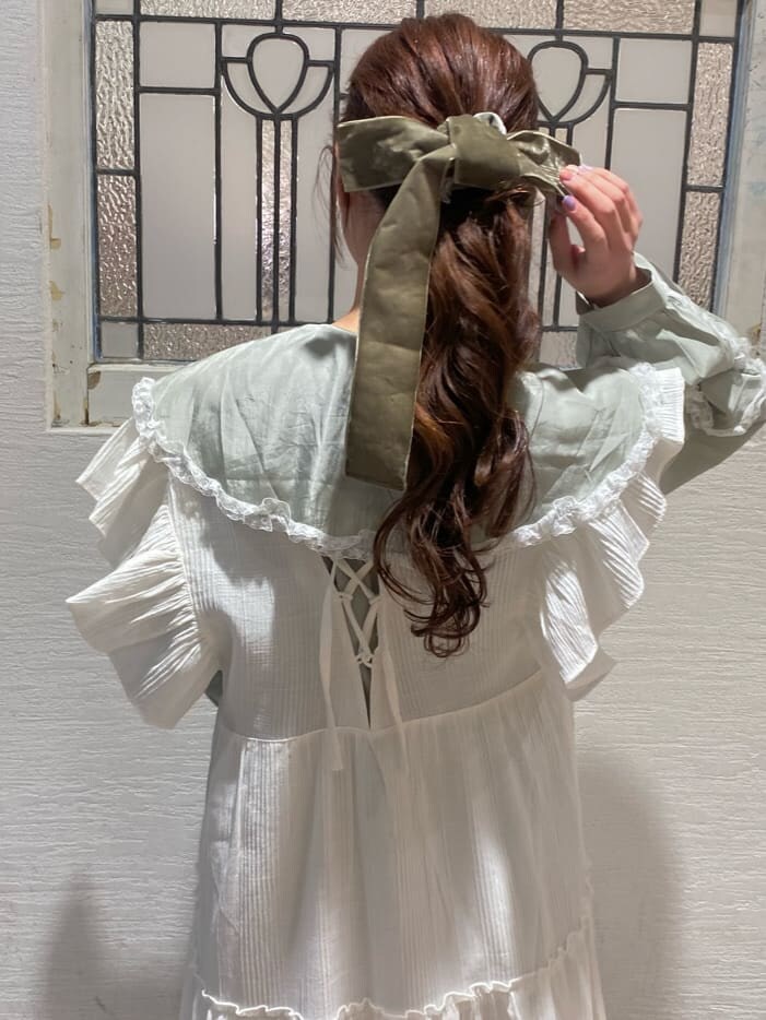 グリーン系のシャツ/ブラウス、ブルー系のパンプス、ホワイト系のワンピースを着用したレディースの冬コーディネートの5枚目の写真