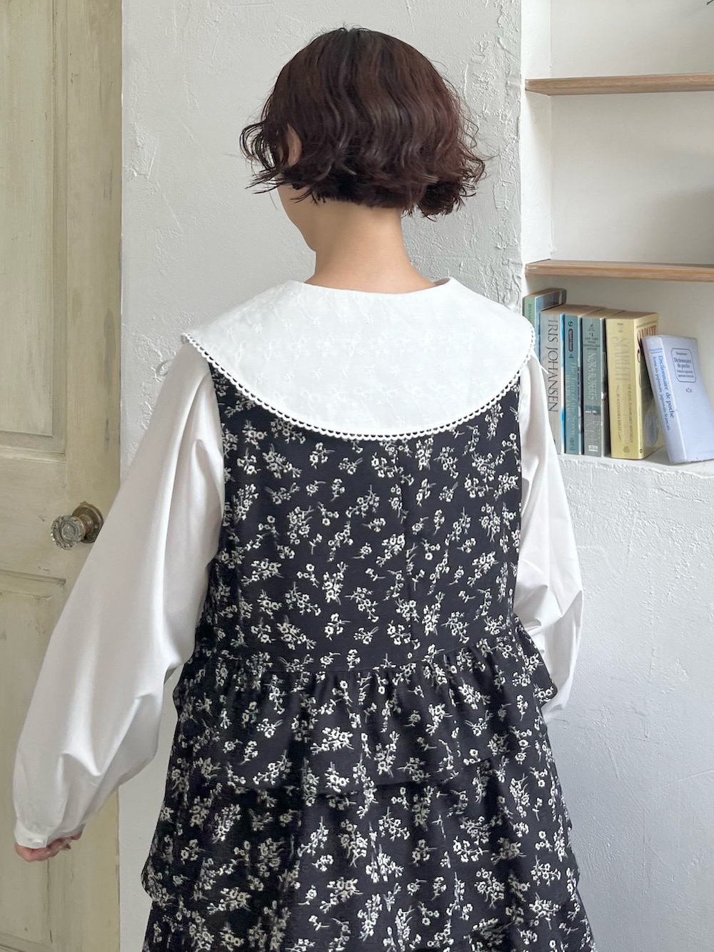 ブラック系のショルダーバッグ、ホワイト系のシャツ/ブラウス、ブラック系のワンピースを着用したレディースの秋コーディネートの7枚目の写真