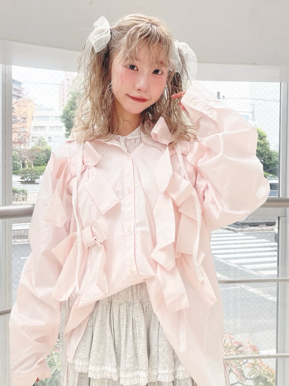 ホワイト系のTシャツ/カットソー、ピンク系のシャツ/ブラウス、グレー系のスカートを着用したレディースの冬コーディネートの6枚目の写真