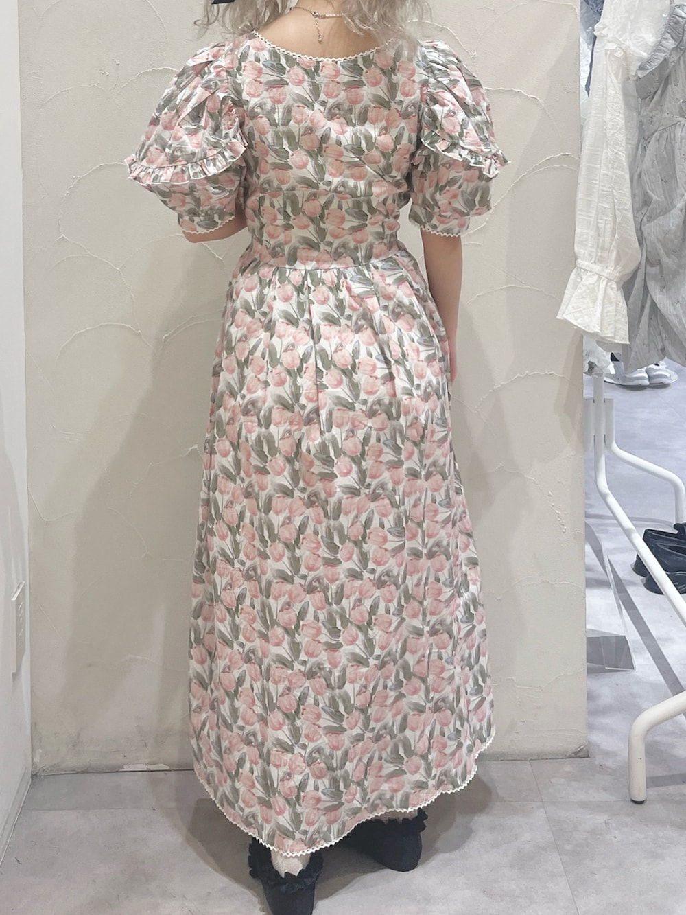 ホワイト系のワンピース、ブラック系のバレエシューズ、グリーン系のチョーカーを着用したレディースの春コーディネートの7枚目の写真