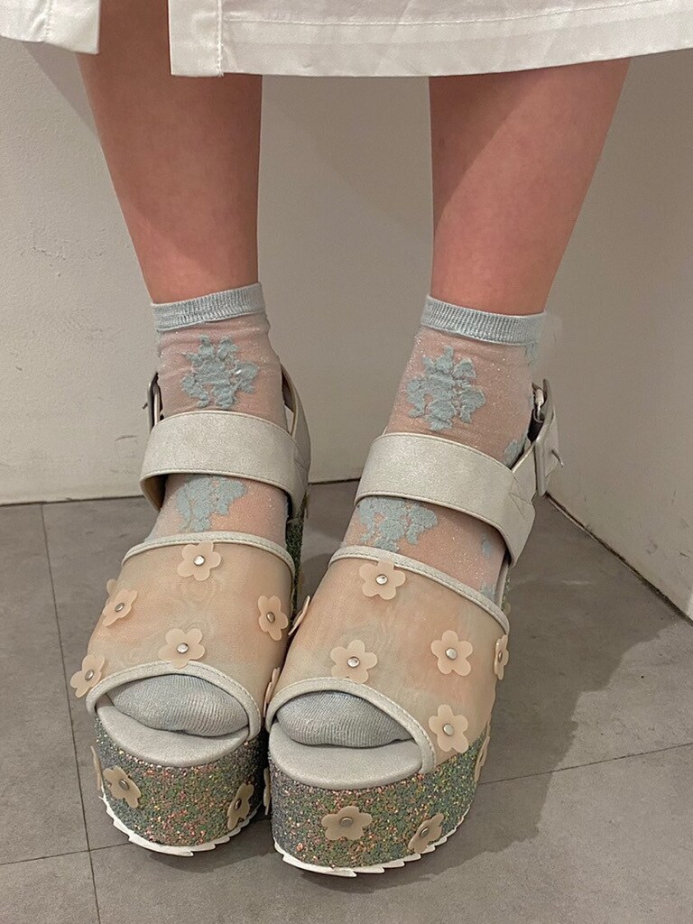 ホワイト系のトートバッグ、ホワイト系のワンピースを着用したレディースの春コーディネートの8枚目の写真