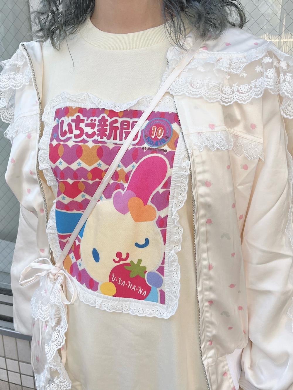 ピンク系のブルゾン、ベージュ系のスウェット、ホワイト系のスカートを着用したレディースの秋コーディネートの7枚目の写真