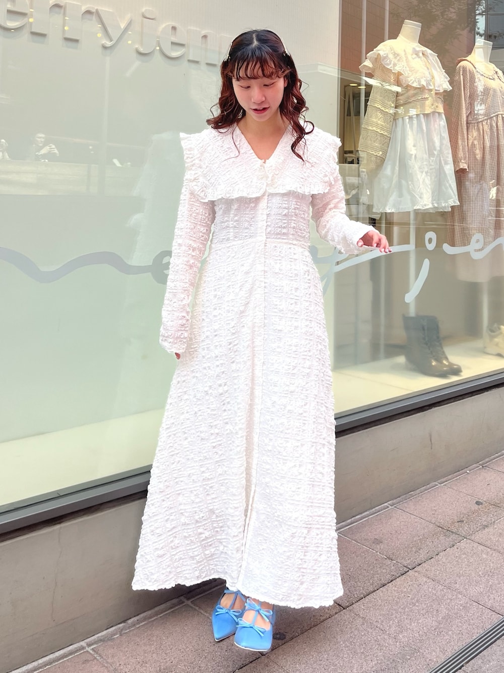 ホワイト系のワンピース、ブルー系のパンプスを着用したレディースの冬コーディネートの2枚目の写真