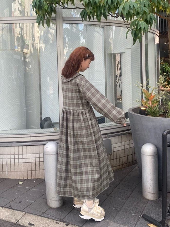 ホワイト系のスニーカー、ブルー系のワンピースを着用したレディースの夏コーディネートの2枚目の写真