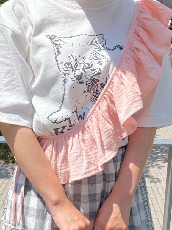 グレー系のスカート、ホワイト系のTシャツ/カットソー、ホワイト系のショルダーバッグを着用したレディースの夏コーディネートの4枚目の写真