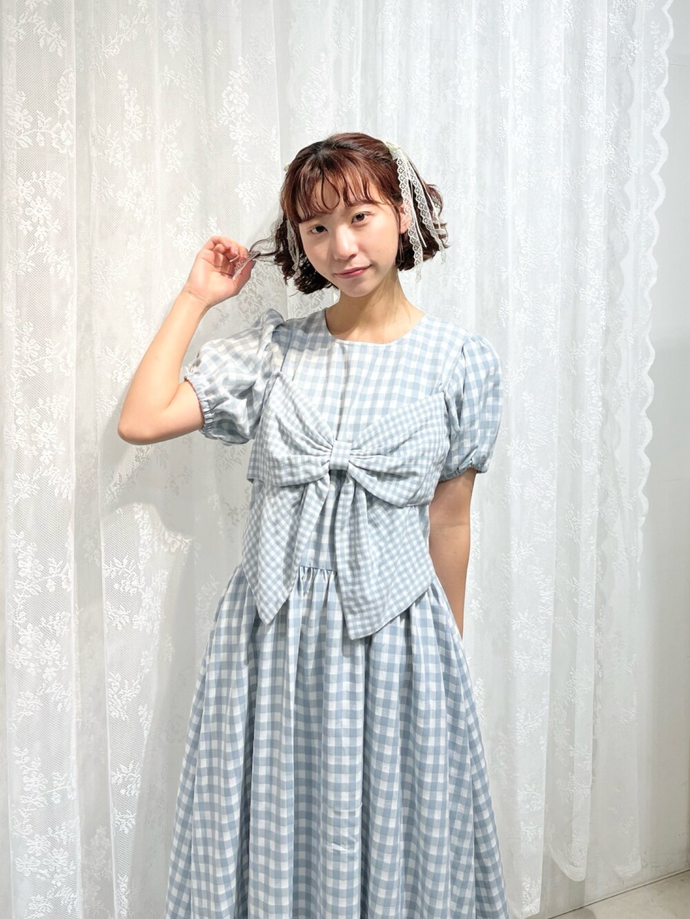ブルー系のワンピース、ホワイト系のバレエシューズを着用したレディースの冬コーディネートの6枚目の写真