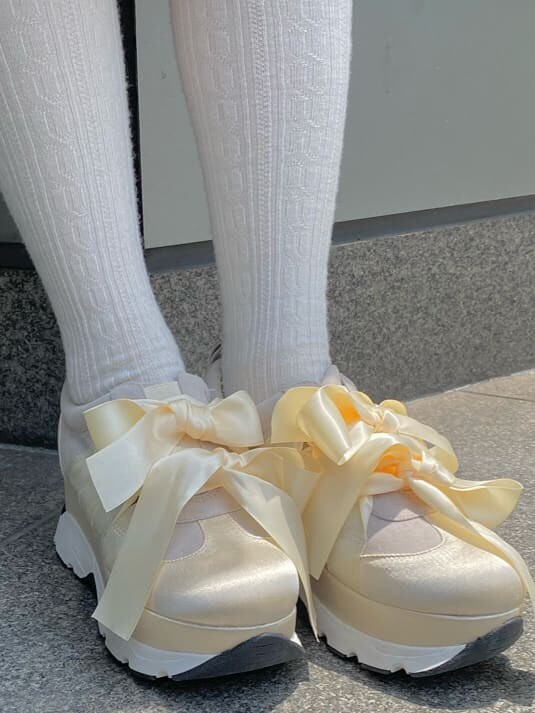 ホワイト系のスニーカー、ホワイト系のショルダーバッグ、ピンク系のワンピースを着用したレディースの夏コーディネートの6枚目の写真