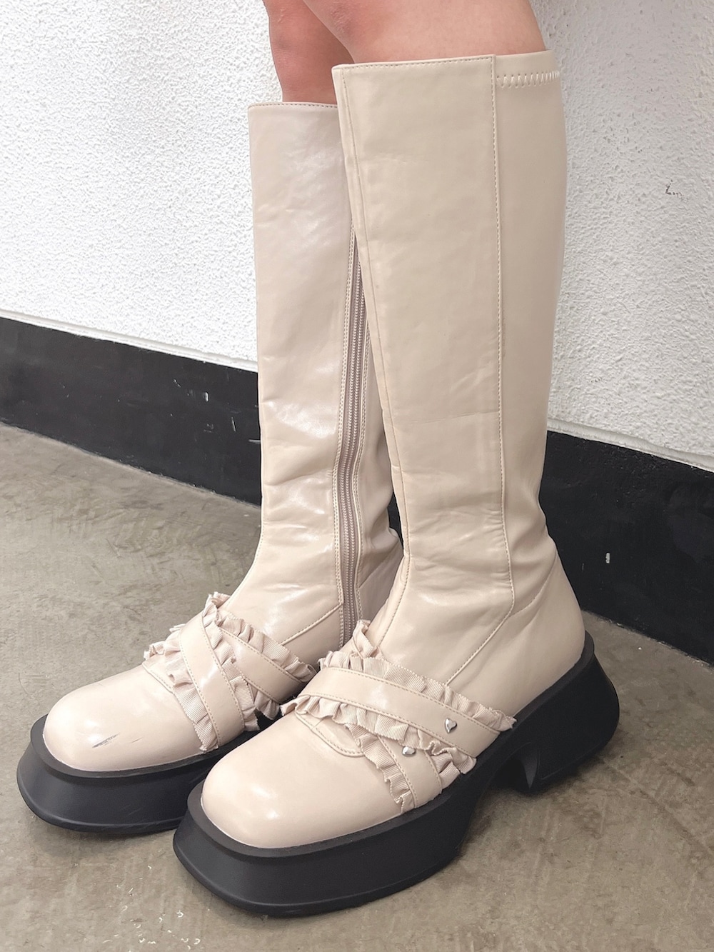 ホワイト系のダウンジャケット/コート、ピンク系のニット/セーター、グレー系のスカートを着用したレディースの秋コーディネートの7枚目の写真