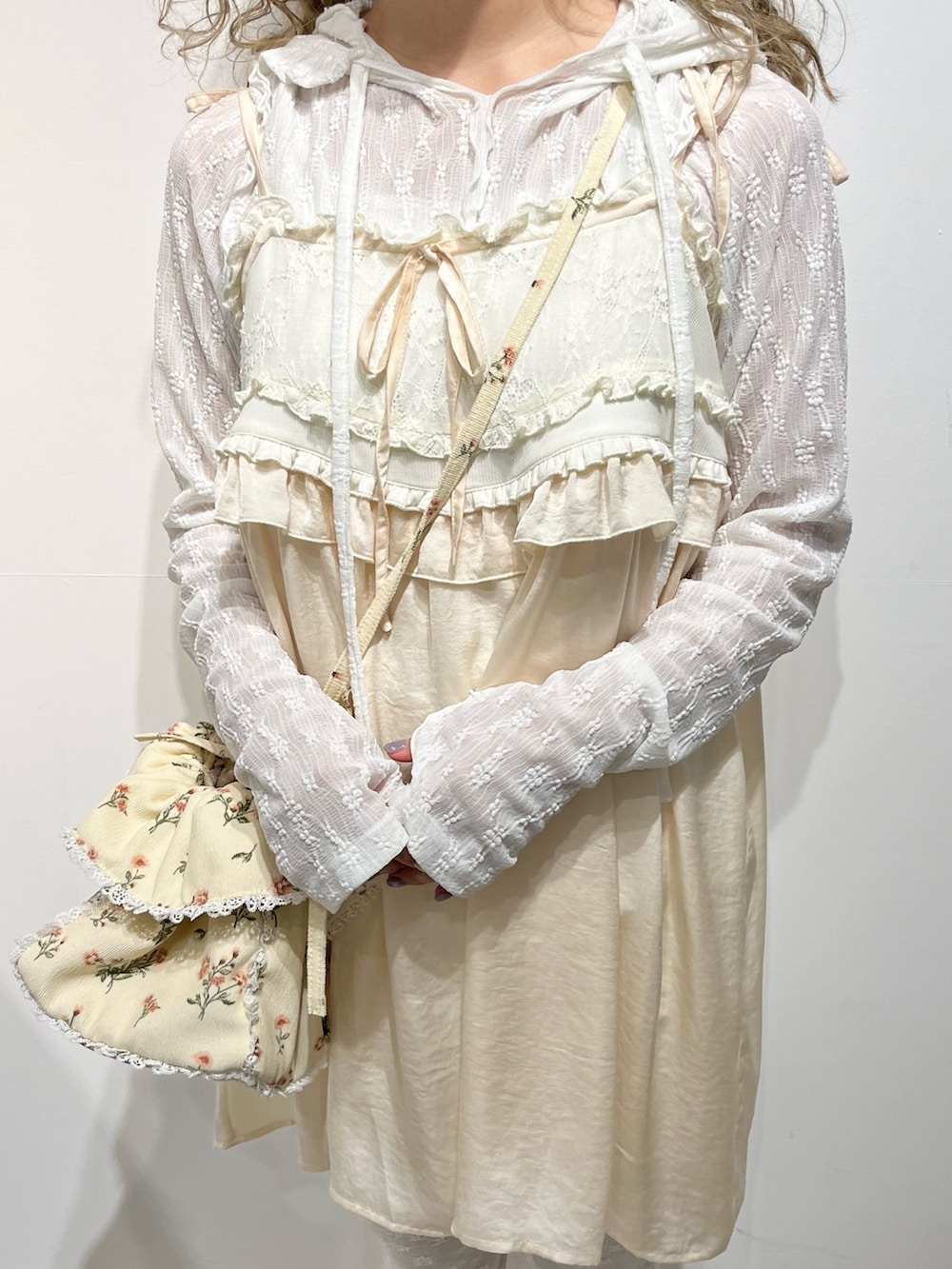 ホワイト系のその他トップス、ホワイト系のTシャツ/カットソー、ホワイト系のショルダーバッグを着用したレディースの秋コーディネートの8枚目の写真