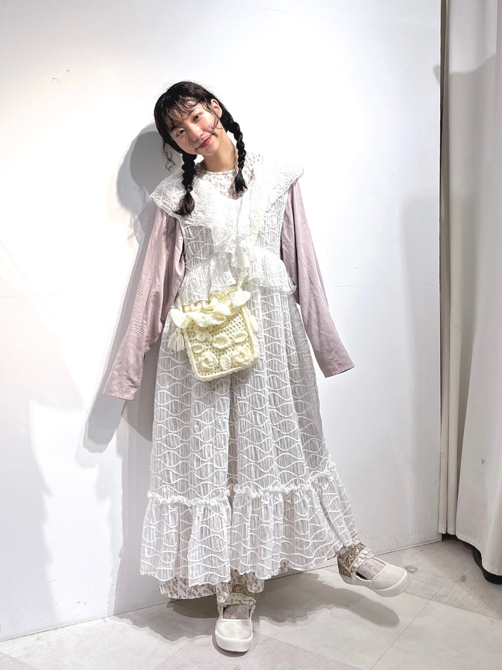 ホワイト系のワンピース、ホワイト系のワンピース、ホワイト系のスニーカーを着用したレディースの秋コーディネートの2枚目の写真