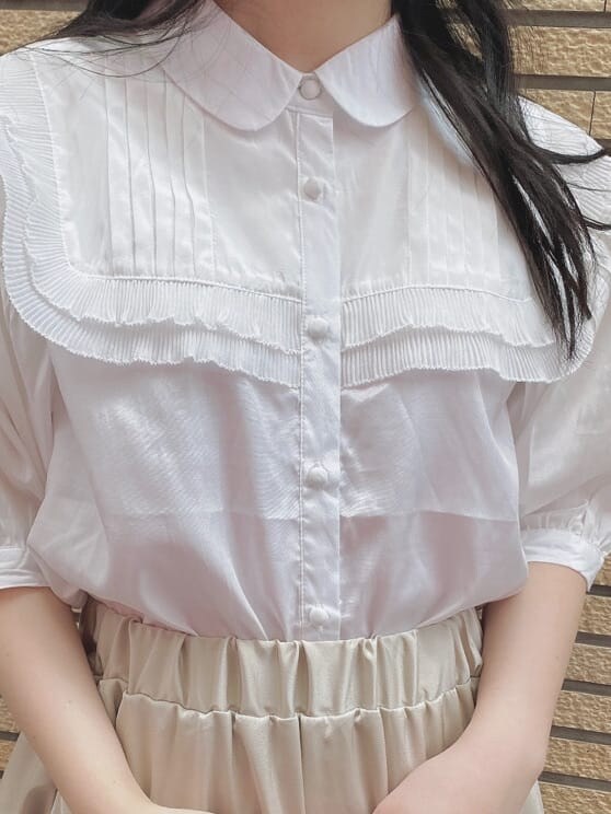 ホワイト系のシャツ/ブラウス、ホワイト系のスカート、ホワイト系のスニーカーを着用したレディースの夏コーディネートの8枚目の写真