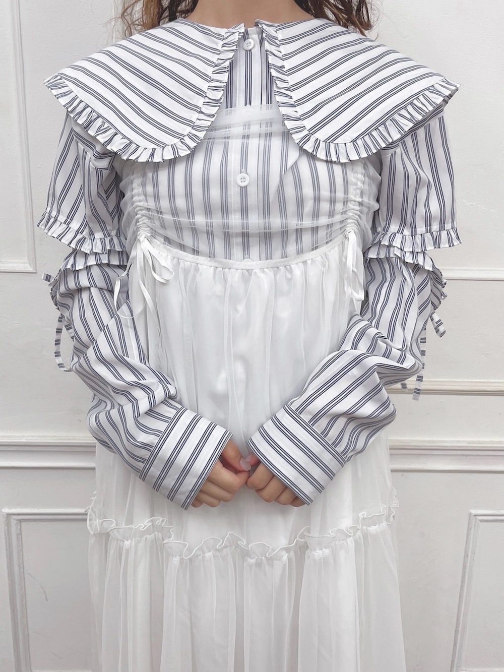 ホワイト系のシャツ/ブラウス、ホワイト系のシャツ/ブラウス、ホワイト系のワンピースを着用したレディースの夏コーディネートの9枚目の写真