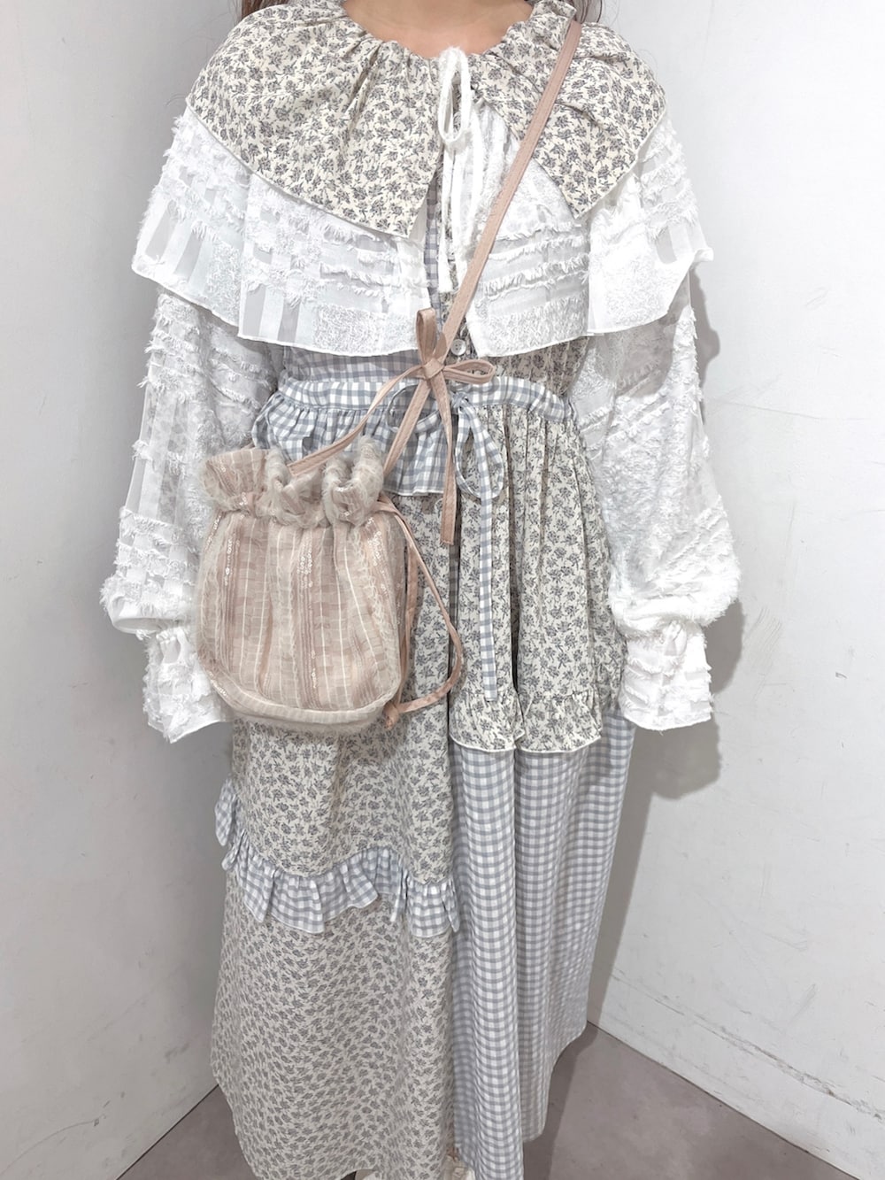 ホワイト系のシャツ/ブラウス、ブルー系のワンピース、ピンク系のショルダーバッグを着用したレディースの春コーディネートの5枚目の写真