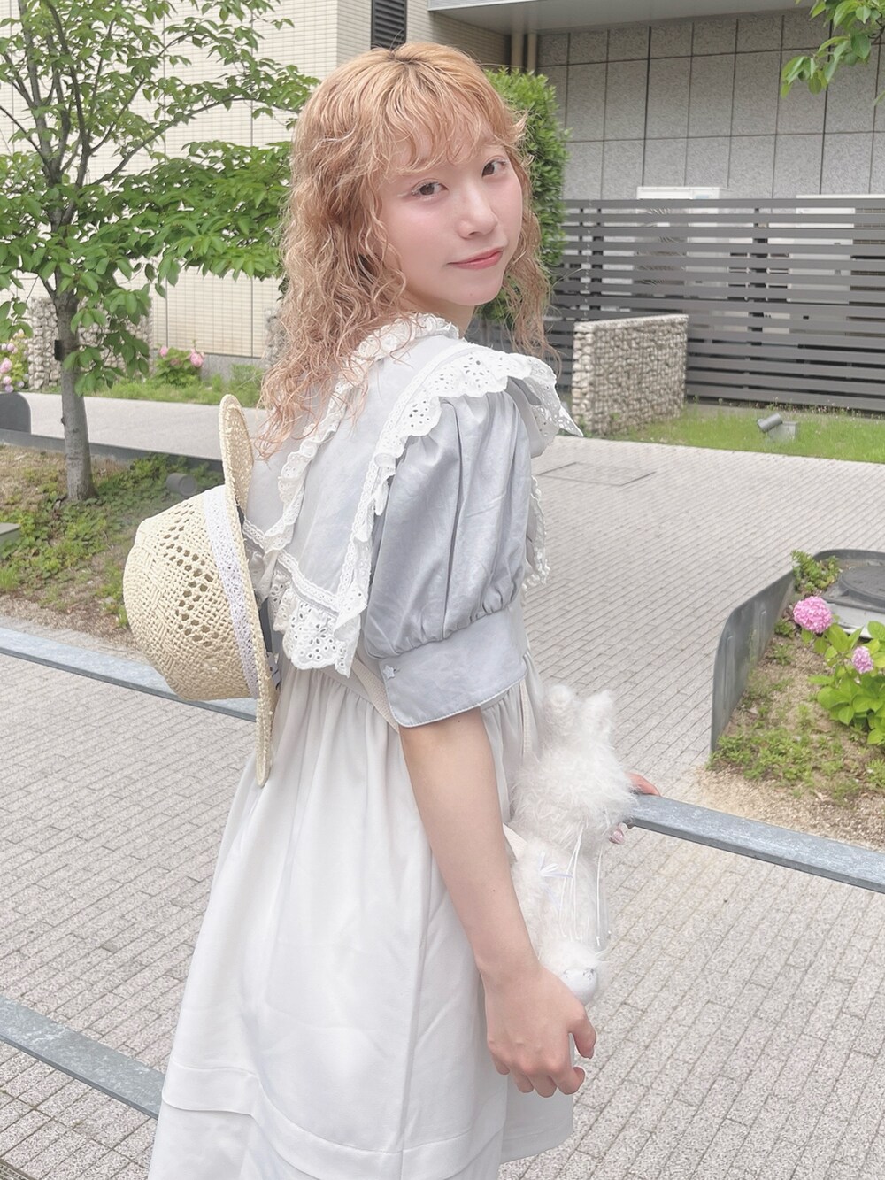 ブルー系のシャツ/ブラウス、ホワイト系のショルダーバッグ、ホワイト系のワンピースを着用したレディースの夏コーディネートの7枚目の写真