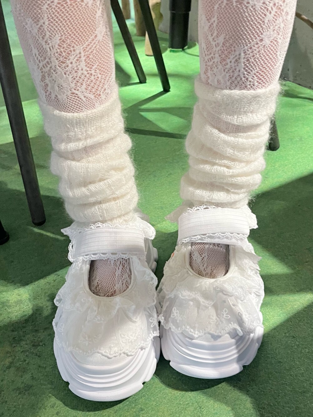 ホワイト系のその他パンツ、ホワイト系のニット/セーター、ホワイト系のバックパック/リュックを着用したレディースの秋コーディネートの10枚目の写真