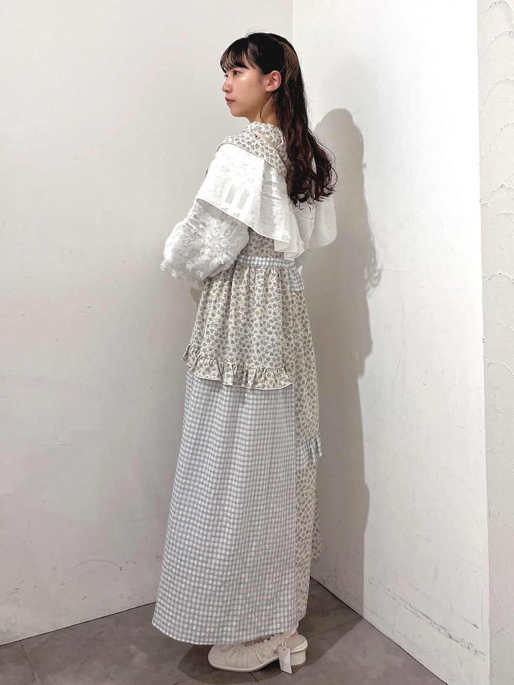 ホワイト系のシャツ/ブラウス、ブルー系のワンピース、ピンク系のショルダーバッグを着用したレディースの春コーディネートの2枚目の写真