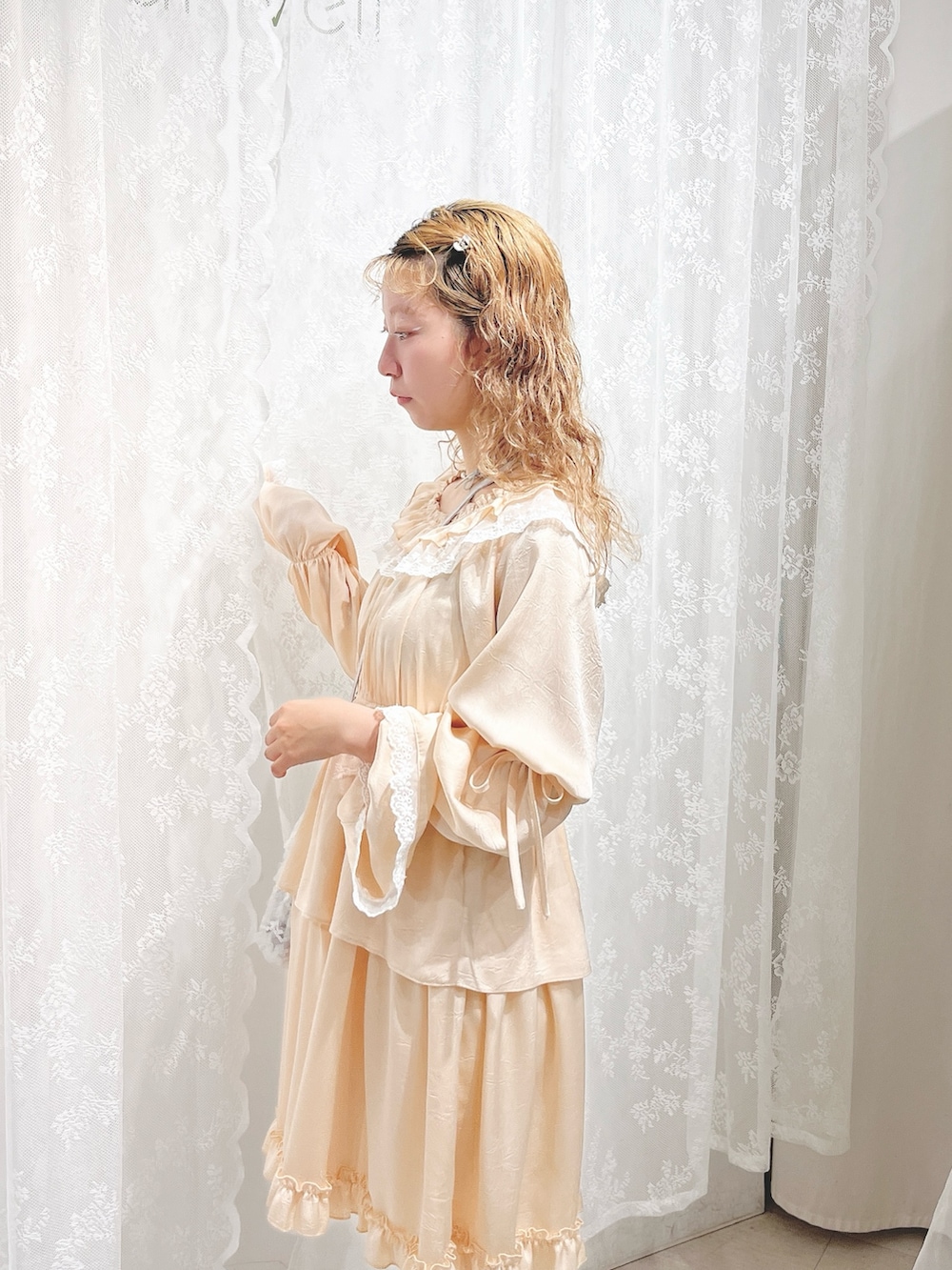 ピンク系のワンピース、ブルー系のショルダーバッグ、ホワイト系のその他パンツを着用したレディースの夏コーディネートの6枚目の写真