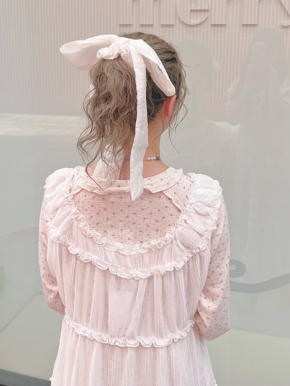 ピンク系のワンピース、ホワイト系のシャツ/ブラウス、ホワイト系のショルダーバッグを着用したレディースの夏コーディネートの7枚目の写真
